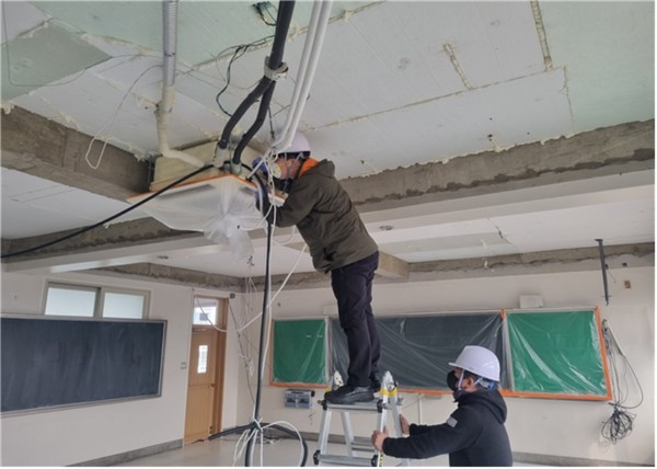 ▲ 학교 석면 해체·제거 공사. (사진=광주시교육청 제공) /뉴시스