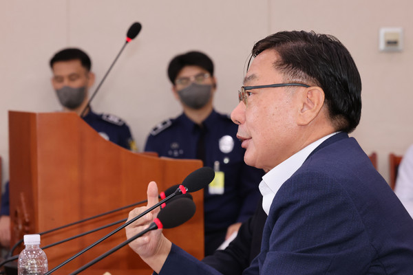 ▲ 이화영 전 경기도 평화부지사가 지난 2일 오전 서울 여의도 국회에서 열린 법제사법위원회에서 열린 박상용 수원지검 부부장검사 탄핵소추사건 조사 청문회에 출석해 의원들의 질의에 답하고 있다. /뉴시스