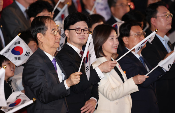 ▲ 태극기 흔드는 한덕수-한동훈. /뉴시스