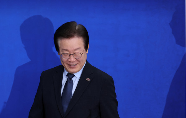 ▲ 당대표실 들어서는 이재명 대표. /뉴시스