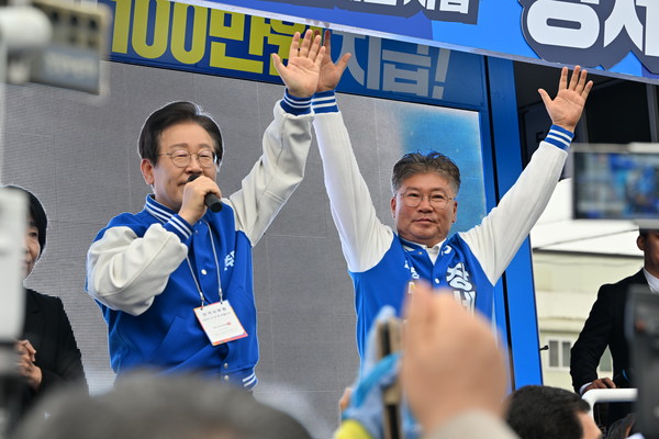 ▲ 이재명 더불어민주당 대표가 3일 오전 전남 영광군 남천사거리에서 열린 장세일 영광군수 후보의 출정식에 참여해 지원유세를 하고 있다. /뉴시스