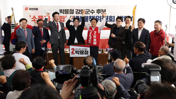 ▲ 한동훈(오른쪽 네번째) 국민의힘 대표가 27일 오전 인천 강화군 강화읍의 박용철(오른쪽 다섯번째) 강화군수 보궐선거 후보의 선거사무소에서 열린 선거대책위 발대식에 참석해 참석자들과 기념촬영을 하고 있다. /뉴시스