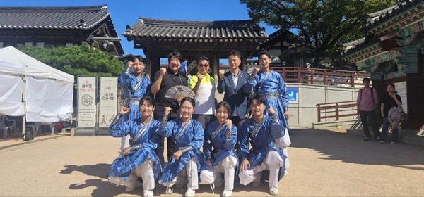 ▲ 발광엔터테인먼트 단원들과 함께한 문성호 서울시의원(두번째 줄 왼쪽에서 두 번째).