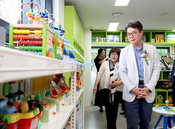 ▲ 정원오 성동구청장이 ‘성수 장난감세상’을 둘러보고 있다.
