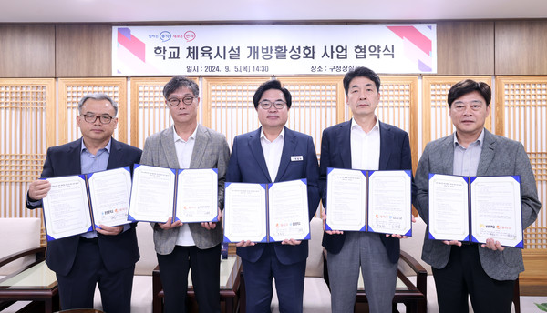 ▲ 지난 9월 학교 체육시설 개방활성화 사업 협약식 후 기념사진을 찍고있는 박일하 동작구청장.