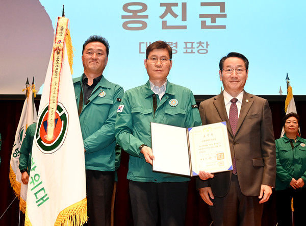 ▲ 옹진군 민방위 업무유공 대통령 표창 수상 모습.