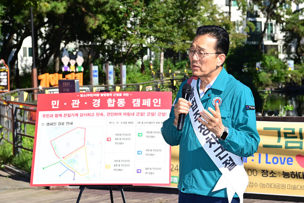 ▲ 이재호 연수구청장이 민·관·경 합동 불법 무판차량 단속 및 캠페인을 실시하고 있다.
