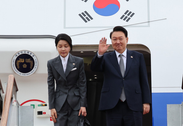 ▲ 필리핀 등 순방 출국하는 윤 대통령 부부. /뉴시스