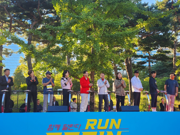 ▲ 서울특별시의회 이종환 부의장은 10월 3일 여의도 공원에서 열린 ‘2024 국제국민마라톤 대회’ 개막식에 참가하여 시민들과 함께했다.