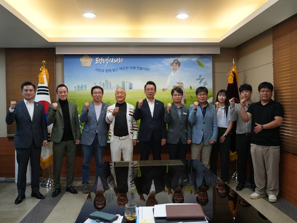 ▲ 안정리 디자인거리 조성사업 관련 간담회 기념촬영 모습.
