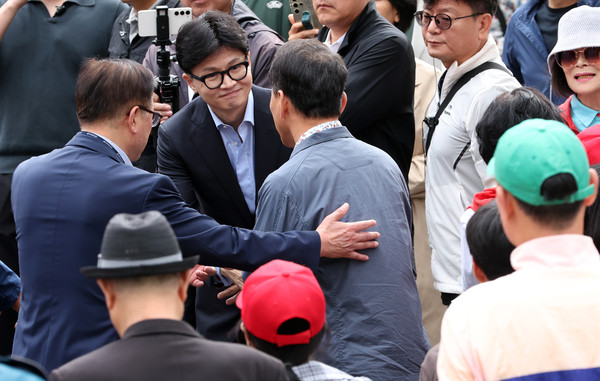 ▲ 한동훈 국민의힘 대표가 6일 부산 금정구 남산성당 앞에서 신도들과 인사하며 윤일현 금정구청장 보궐선거 후보의 지지를 호소하고 있다. /뉴시스