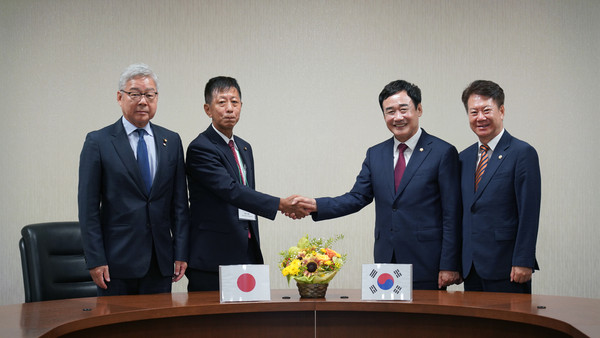 ▲ 이천시의회 고카시 방문 기념촬영 모습.