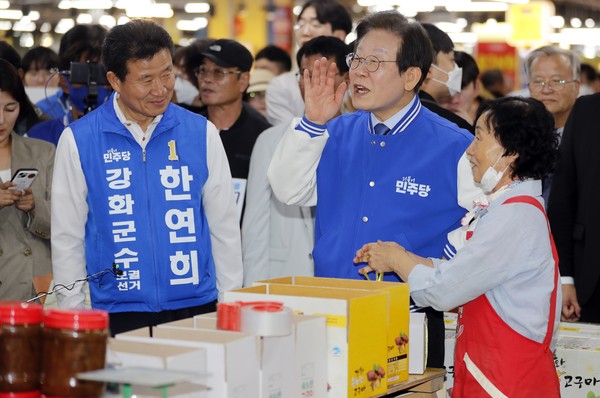 ▲ 강화 풍물시장 찾은 이재명 당대표. /뉴시스