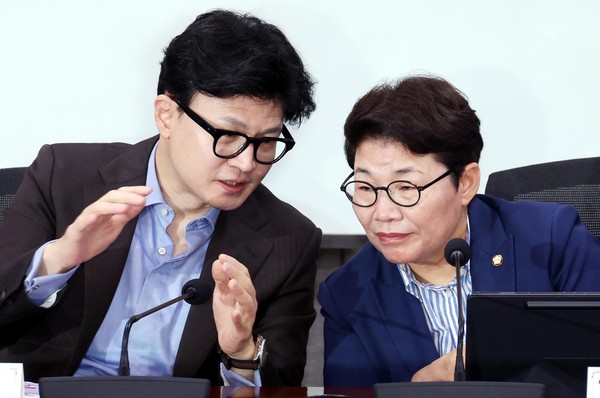 ▲ 한동훈 국민의힘 대표와 임이자(오른쪽) 의원. /뉴시스