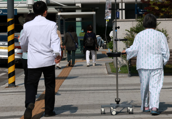 ▲ 서울의 한 대학병원에서 의료진과 환자들이 이동하고 있다. /뉴시스