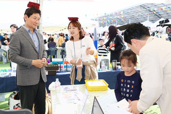 ▲ 이상일 용인특례시장이 '용인 북페스티벌'에 참석해 부스를 둘러보고 있다.