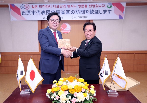▲ 박일하 동작구청장(왼)이 동작구 국외 자매도시인 일본 타하라시의 야마시타 마사요시 시장을 만나 기념촬영하고 있다.