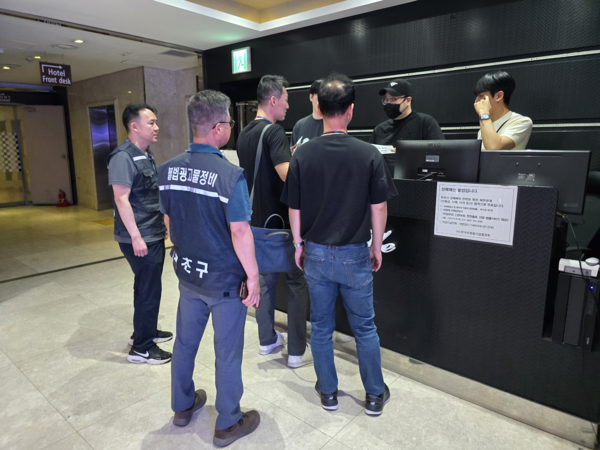▲ 불법전단지 활용 유흥업소 현장 점검 모습.
