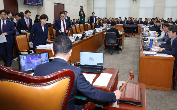 ▲ 7일 오전 서울 여의도 국회에서 열린 행정안전위원회의 행정안전부 등에 대한 국정감사에서 신정훈 위원장이 대통령 관저 불법증축 및 구조 공사 관련 증인으로 채택된 김태영, 이승만 21그램 대표에 대한 동행명령장 발부의 건을 의결하려 하자 국민의힘 의원들이 퇴장하고 있다. /뉴시스