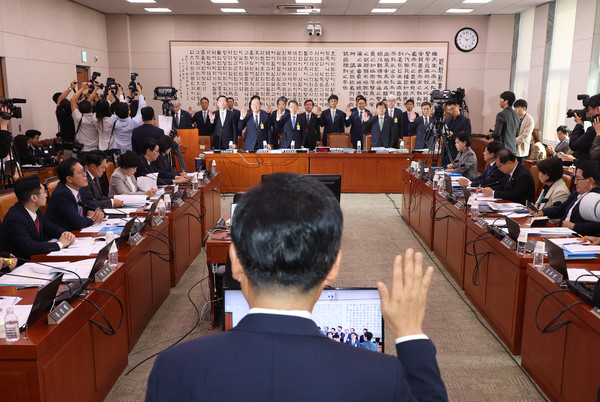 ▲ 선서하는 법사위 관계자들. /뉴시스