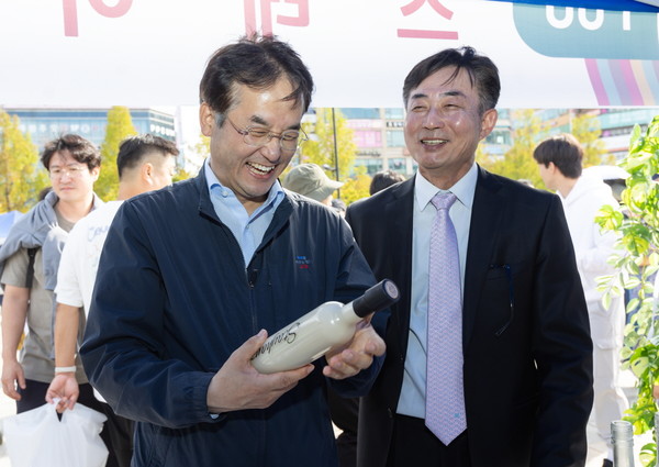 ▲ 막걸리를 들고 환하게 웃고 있는 이동환 고양특례시장.