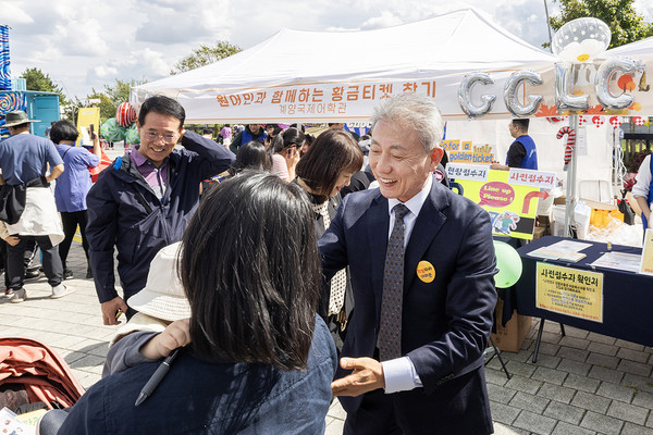 ▲ ‘책빛따라 아라온’ 체험 부스에 방문한 윤환 계양구청장.
