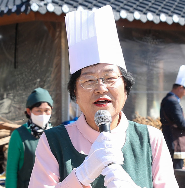 ▲ 김경희 이천시장, 쌀문화축제 가마솥밥에서 인사 모습.