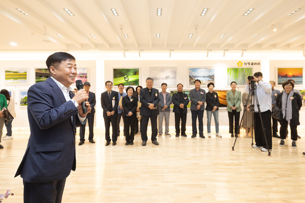 ▲ 윤창철 의장이 의정갤러리에서 열린 ‘제6회 한국사진작가협회 양주지부 회원전 개막식’에서 축사를 하고 있다.