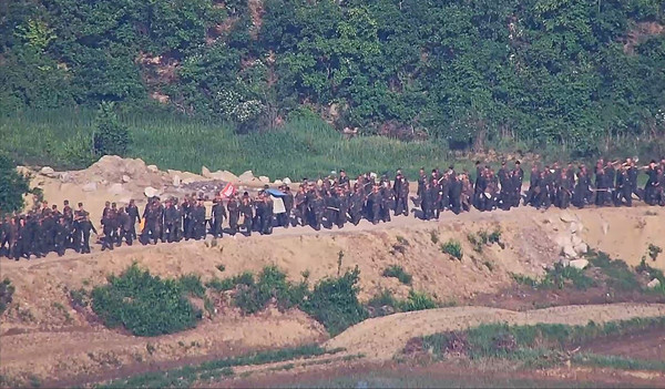 ▲ 대규모 병력을 투입한 북한군 모습. /뉴시스