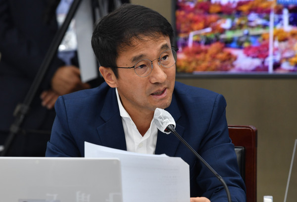 ▲ 국회 기획재정위원회의 광주지방국세청·광주본부세관·한국은행광주전남·목포본부에 대한 현장 국정감사가 열린 2022년 10월 14일 오전 정부광주지방합동청사에서 한병도 더불어민주당 의원이 질의하고 있다. /뉴시스