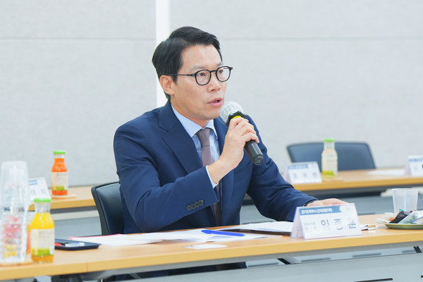 ▲ ‘도농복합도시 법정동 등 농어촌 특별전형 적용 확대를 위한 촉구 건의문' 제안하는 임종훈 의장.