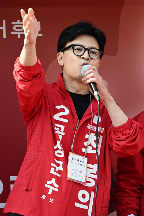 ▲ 한동훈 국민의힘 대표가 지난 8일 오전 전남 곡성군 기차마을 전통시장을 방문해 10·16 재보궐선거 곡성군수에 출마한 최봉의 후보와 유세를 하고 있다. /뉴시스