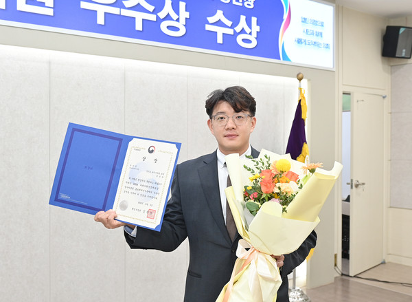 ▲ 수상 기념촬영하는 목진혁 의원.