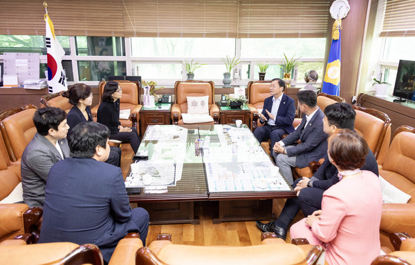 ▲ 안산시의회 의원들이 7일 시의회를 찾은 울산 동구의회 의원들과 외국인 정책 관련해 머리를 맞댔다.