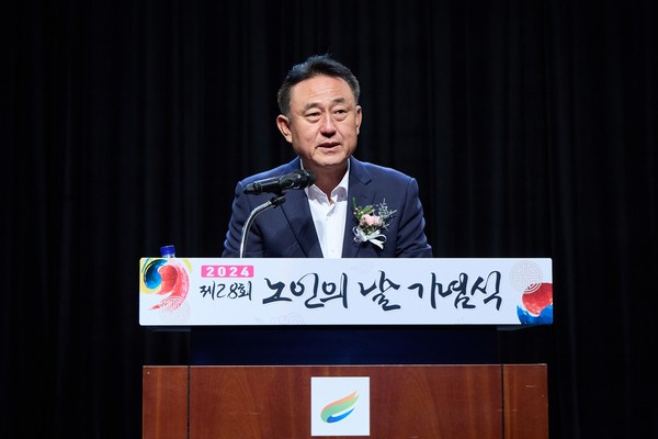 ▲ 이충우 여주시장이 제28회 노인의 날 기념식에서 인사말을 하고 있다.