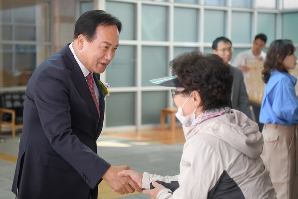 ▲ 이권재 오산시장이 노인의 날 기념행사 참석자와 인사를 하고 있다.