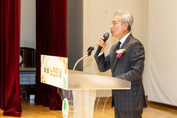 ▲ 윤환 계양구청장이 제28회 노인의 날 기념식에서 인사말을 하고 있다.