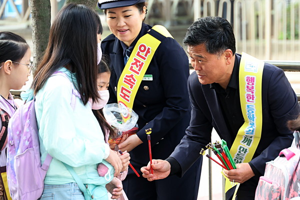 ▲ 박종효 인천남동구청장이 어린이 교통안전 캠페인을 실시하고 있다.