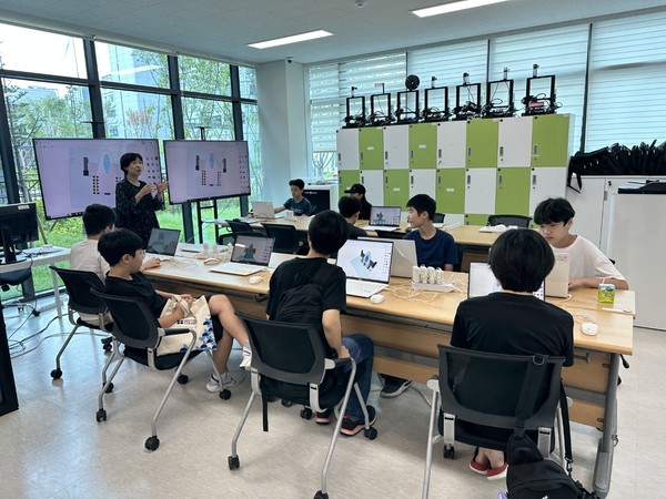 ▲ 용인형 공유학교 교육생들이 3D 모델링에 대한 설명을 듣고 있다.