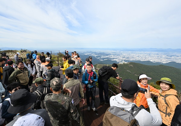 ▲ 지난해 9월 23일 오전 광주 무등산국립공원 인왕봉에서 시민들이 기념 촬영을 하고 있는 모습. /뉴시스