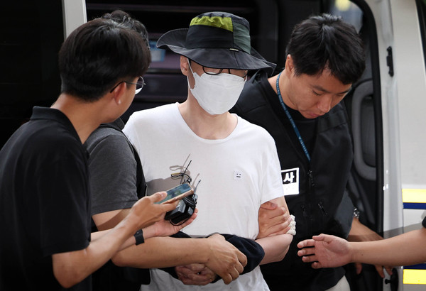 ▲ 서울 은평구 소재 아파트 단지에서 같은 아파트 주민에게 일본도를 휘둘러 살해한 30대 남성 백 모씨가 지난 8월 1일 서울 마포구 서울서부지법에서 열린 살인 혐의 영장실질심사(구속 전 피의자심문)에 출석하고 있다. /뉴시스