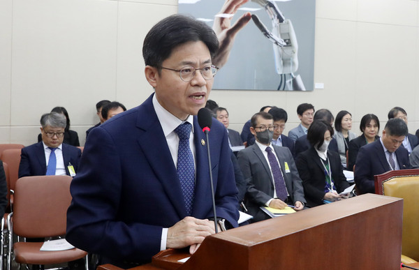 ▲ 업무보고하는 유국희 원안위원장. /뉴시스