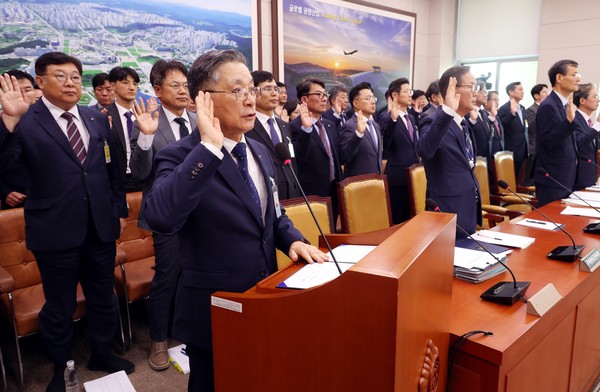 ▲ 증인선서 하는 이한준 한국토지주택공사 사장. /뉴시스