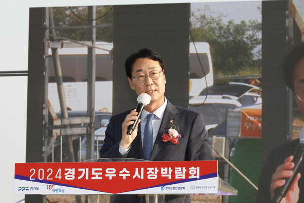 ▲ 정명근 화성시장이 제10회 경기도우수시장박람회에서 환영사를 하고 있다.