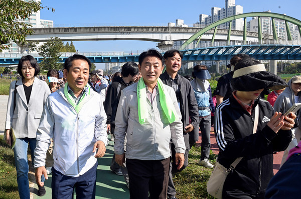 ▲ 김동근 시장이 ‘2024 한마음건강걷기대회’에 참석해 참가자들과 걷고 있다.