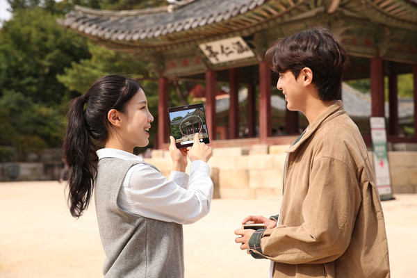 ▲ 삼성전자는 국가유산청, 국가유산진흥원과 함께 서울 창덕궁과 창경궁에서 갤럭시 AI 체험 프로그램을 운영한다고 13일 밝혔다. (사진=삼성전자 제공)