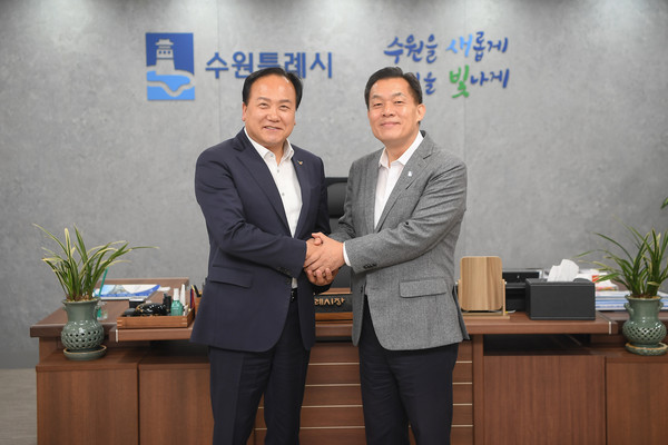 ▲ 이권재 오산시장(왼쪽)과 이재준 수원특례시장.