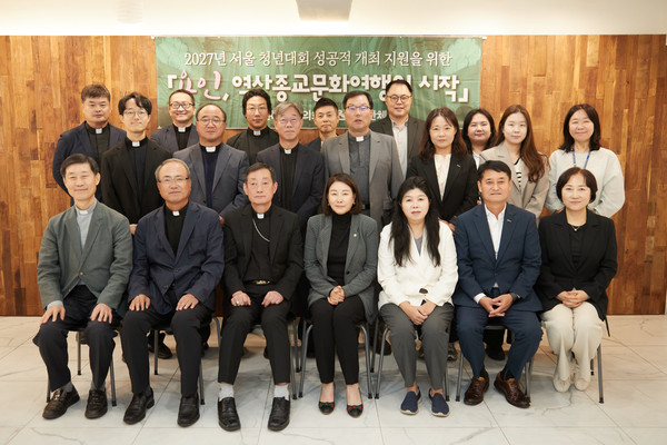 ▲ 의원연구단체 용인, 역사종교문화 여행의 시작, 문희종 요한 세례자 주교와 만남 기념사진.