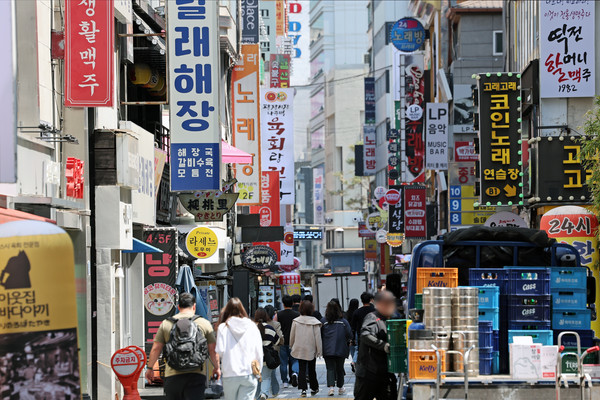 ▲ 서울 종로구 종각 젊음의 거리 번화가에서 시민들이 오가고 있다. /뉴시스