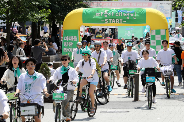 ▲ 지난해 6월 4일 오후 서울 서대문구 신촌 연세로에서 열린 제1회 따릉이 대행진에 참가한 시민들이 따릉이 자전거를 타고 행진하고 있다. /뉴시스